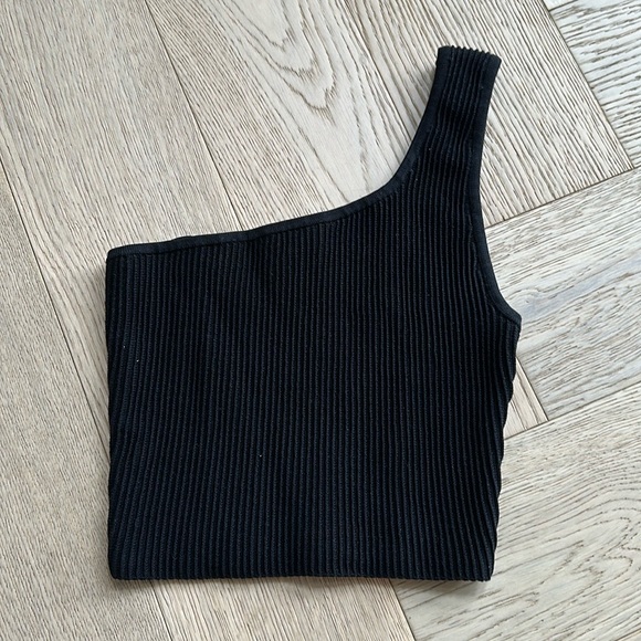 Aritzia Babaton Sculpt Knit One-Shoulder Cropped Tank in Black - Picture 2 of 4